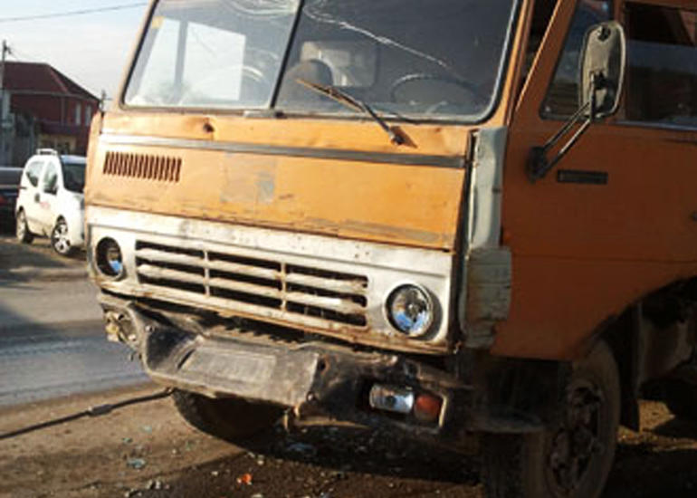 Bayılda “KamAZ” fəhləni vuraraq öldürüb
