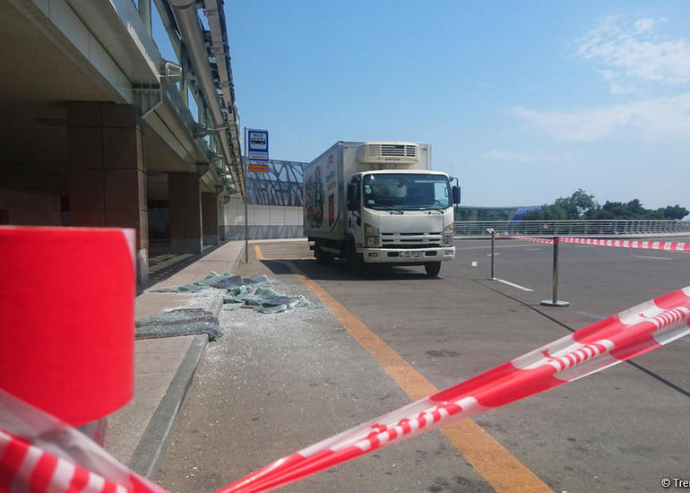 Aeroport ərazisində QƏZA - Yük maşını terminal binasına ziyan vurdu