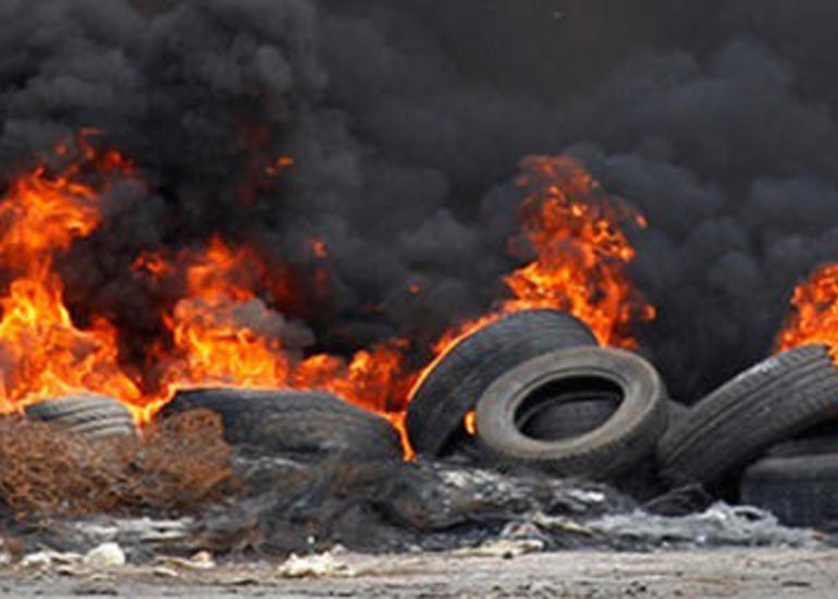 Şirvan şəhərində avtomobil təmiri sexi yanıb