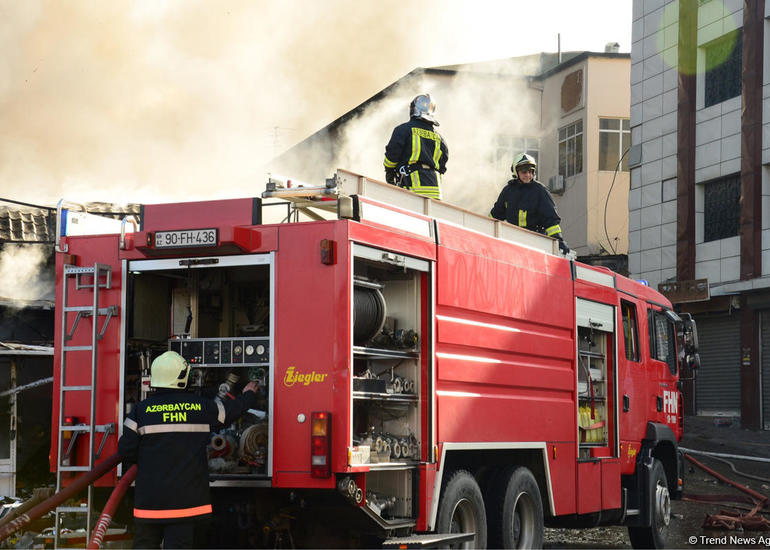 Bakıda gözəllik salonu yanıb