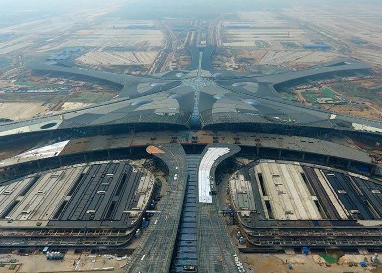 Çində dünyanın ən iri aeroportu açıldı - Zaha Hadidin layihəsi