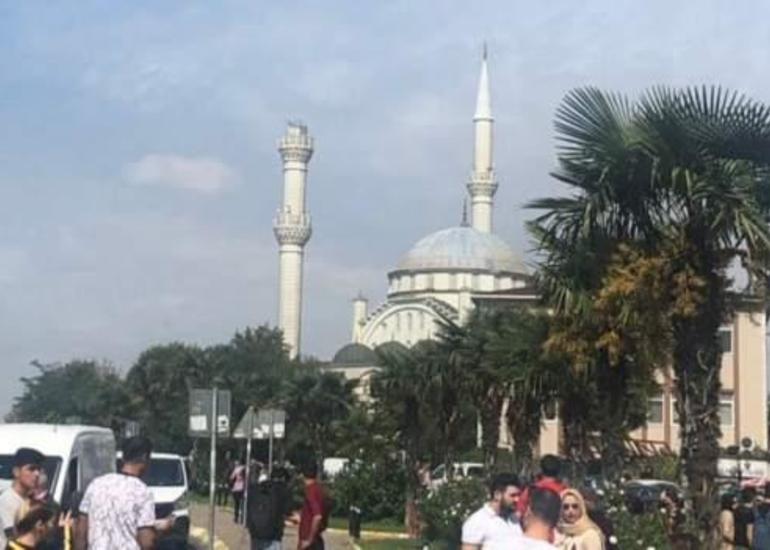 İstanbulda zəlzələ məscidin minarəsini dağıtdı