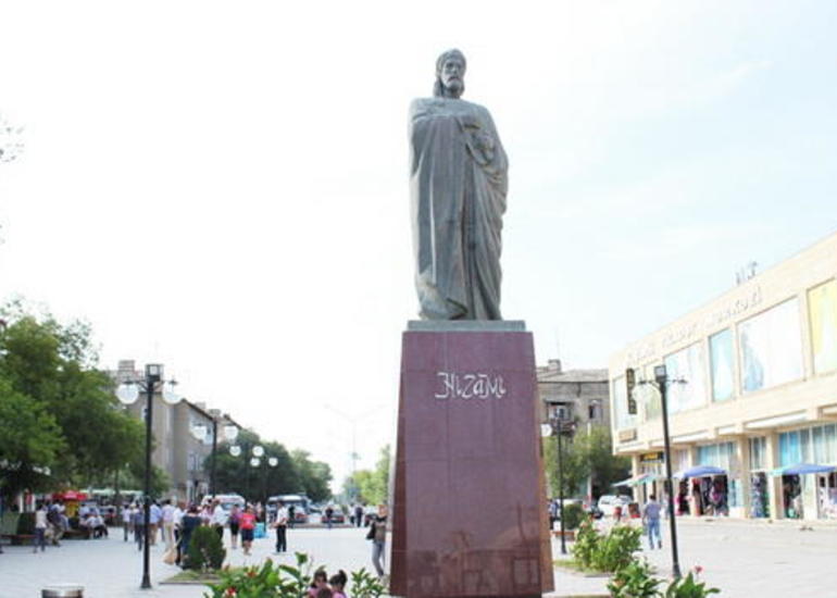 İcra hakimiyyəti Nizami Gəncəvinin Sumqayıtdakı heykəli ilə bağlı açıqlama verdi