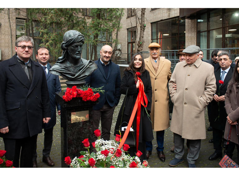Heydər Əliyev Fondunun vitse-prezidenti Leyla Əliyeva Moskvada İmaməddin Nəsiminin heykəlinin açılışında iştirak edib