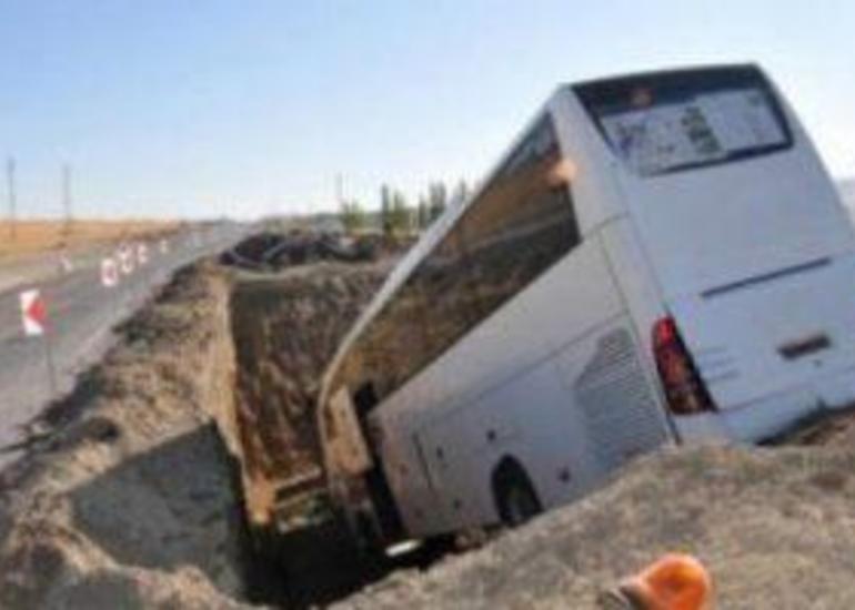 Bakıda avtobusun qazıntı aparılan yerə düşməsi ilə bağlı RƏSMİ