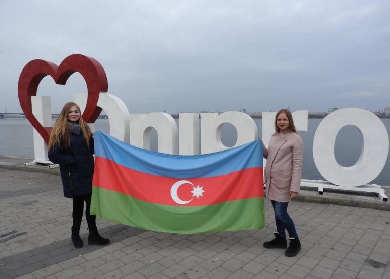 Dövlət Bayrağı Günü münasibətilə Dneprdə aksiya keçirilib