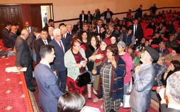 Yeni icra başçısı sakinləri ayaq üstə dinlədi