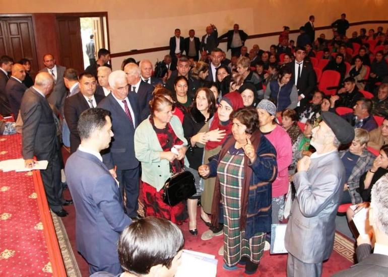 Yeni icra başçısı sakinləri ayaq üstə dinlədi