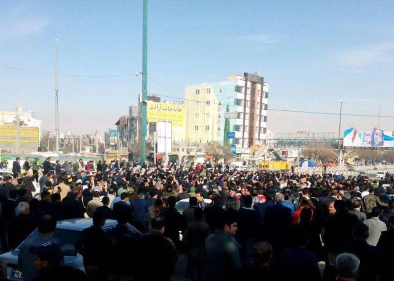 İranda benzinin bahalaşmasına qarşı etirazlarda 180 nəfər saxlanılıb