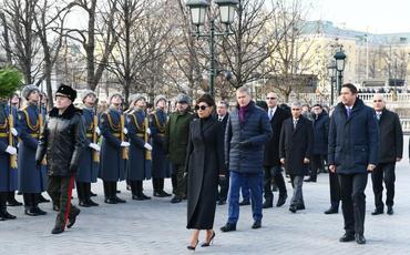 Birinci vitse-prezident Mehriban Əliyeva Moskvada naməlum əsgərin məzarını ziyarət edib