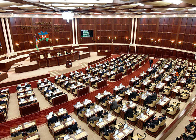 Milli Məclisin plenar iclaslarının karantin dövründə 2 saat keçirilməsi təklif edilib
