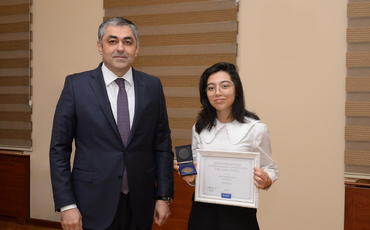 Nazir dünya üçüncüsü olan şagirdə medal təqdim edib