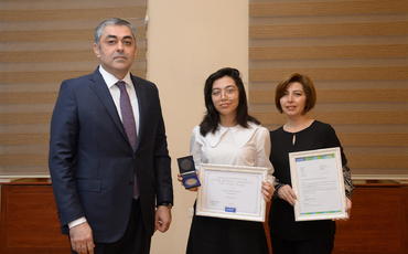 Nazir dünya üçüncüsü olan şagirdə medal təqdim edib