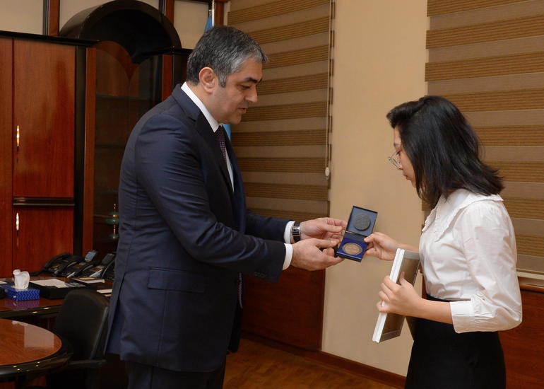 Nazir dünya üçüncüsü olan şagirdə medal təqdim edib