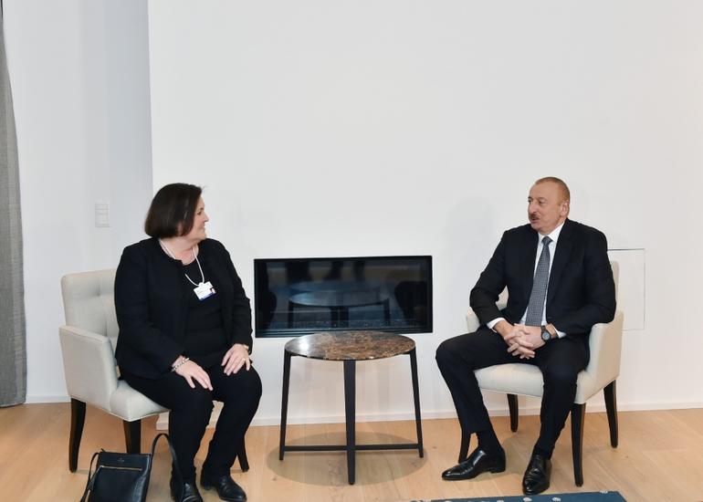 Prezident İlham Əliyev Davosda “CISCO” şirkətinin icraçı vitse-prezidenti və baş maliyyə direktoru ilə görüşüb