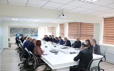 Azərbaycanda nazir müavini hibrid avtomobildən istifadə edir