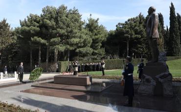 Türkmənistan Prezidenti ulu öndər Heydər Əliyevin məzarını və Şəhidlər xiyabanını ziyarət edib