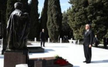 Türkmənistan Prezidenti ulu öndər Heydər Əliyevin məzarını və Şəhidlər xiyabanını ziyarət edib