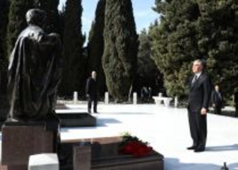 Türkmənistan Prezidenti ulu öndər Heydər Əliyevin məzarını və Şəhidlər xiyabanını ziyarət edib