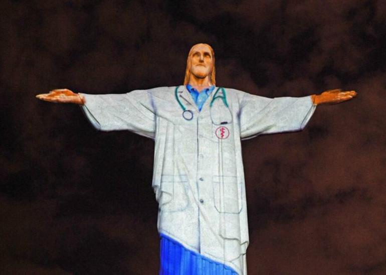 Braziliyada İsa Məsihin heykəlinə həkim xalatı "geyindirilib"