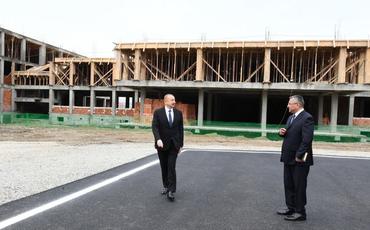 Azərbaycan Prezidenti 3042 məcburi köçkün ailəsi üçün yaşayış binalarından ibarət məhəllələrdə tikinti işlərinin gedişi ilə tanış olub