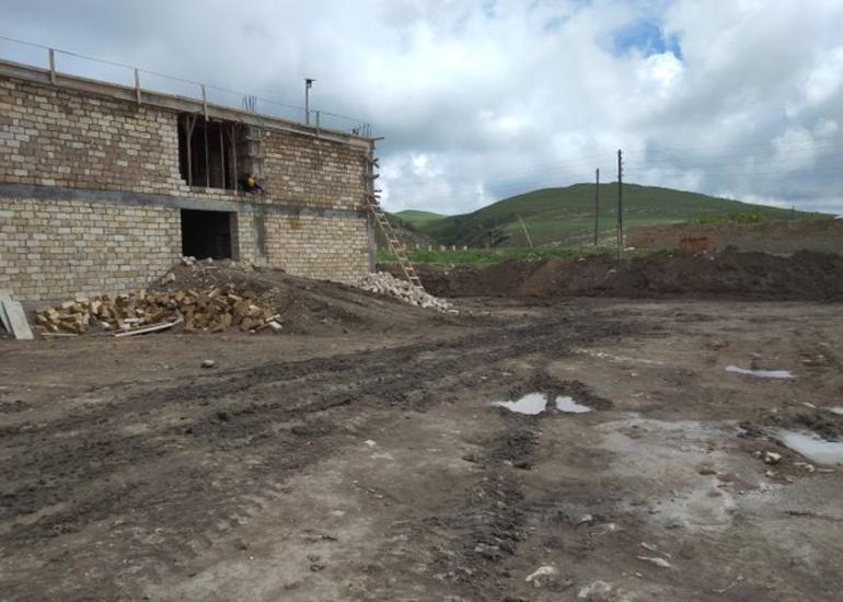 AMEA: Qobustanda Qafqaz Albaniyasına aid abidə biganəlikdən dağıdılıb