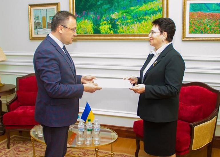 Elmira Axundova etimadnaməsinin surətini Ukrayna XİN başçısının müavininə təqdim edib