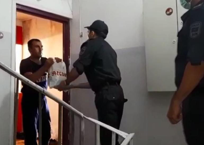 “102”-yə zəng edib çörək istədi polislər qapısına gətirdi