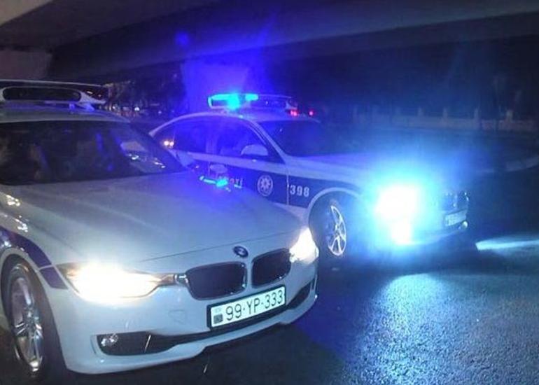 Bakıda polislər hamilə qadına yardım edib