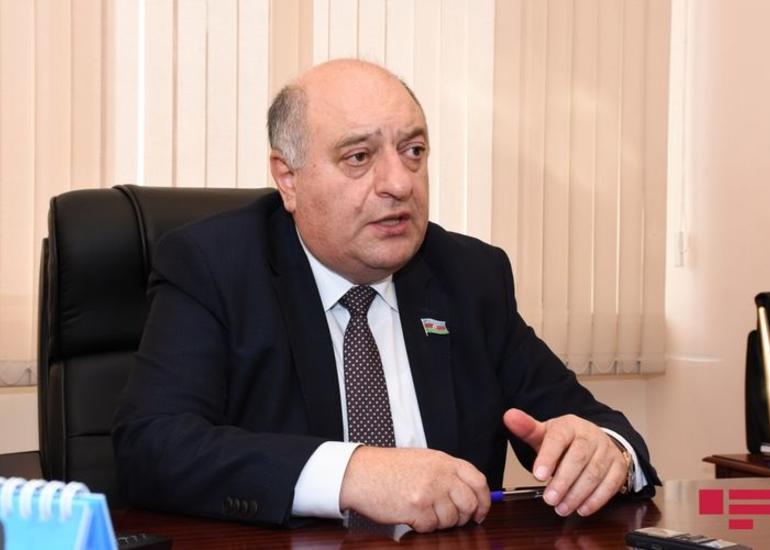 Parlamentin komitə sədri: “Özümüzü maska taxmaqla, sosial məsafəni gözləməklə, gigiyenaya əməl etməklə, evdə qalmaqla qorumalıyıq”