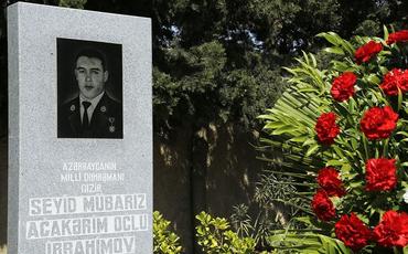 Müdafiə Nazirliyinin nümayəndə heyəti Milli Qəhrəman Mübariz İbrahimovun məzarını ziyarət edib