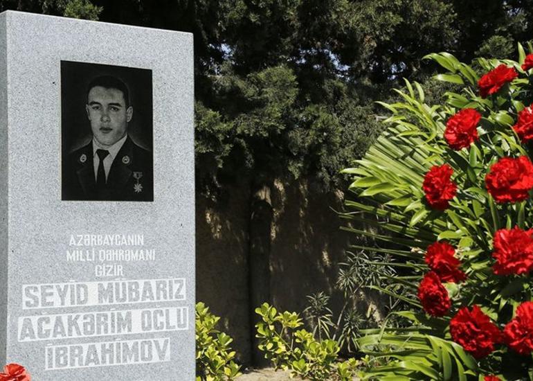 Müdafiə Nazirliyinin nümayəndə heyəti Milli Qəhrəman Mübariz İbrahimovun məzarını ziyarət edib