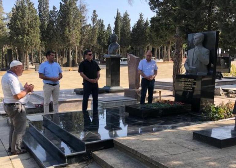 Jurnalistlər Şirməmməd Hüseynovun məzarını ziyarət etdilər