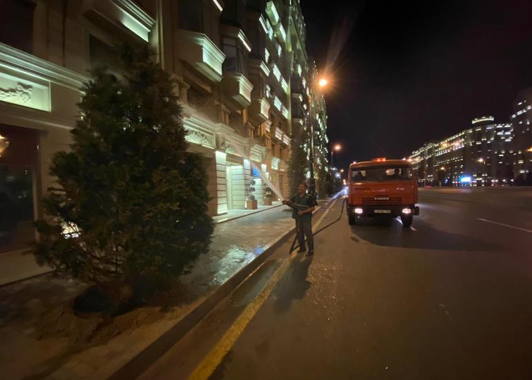 Bakıda ağaclar suvarılır və yuyulur