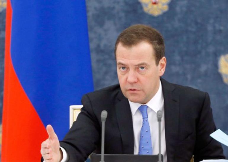 Dmitri Medvedev prezident olmaq istəyənlərə məsləhət verib