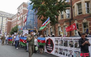 Azərbaycanlılar Ermənistanın Londondakı səfirliyi qarşısında etiraz aksiyası keçirib - FOTO - VİDEO