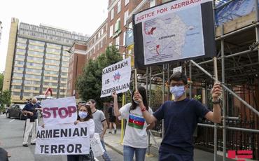 Azərbaycanlılar Ermənistanın Londondakı səfirliyi qarşısında etiraz aksiyası keçirib - FOTO - VİDEO