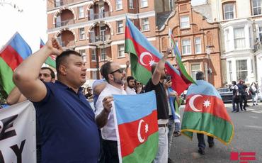 Azərbaycanlılar Ermənistanın Londondakı səfirliyi qarşısında etiraz aksiyası keçirib - FOTO - VİDEO