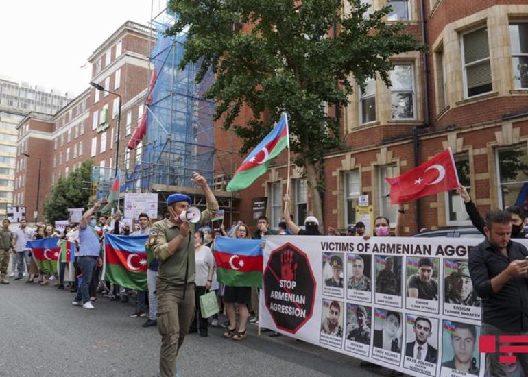 Azərbaycanlılar Ermənistanın Londondakı səfirliyi qarşısında etiraz aksiyası keçirib - FOTO - VİDEO