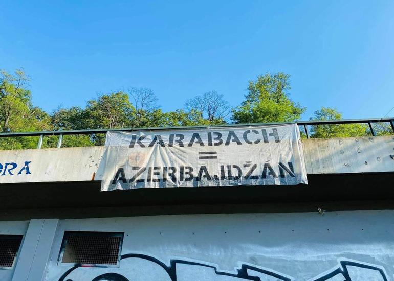 Praqanın mərkəzi körpüsündən "Qarabağ Azərbaycandır!" posteri asılıb