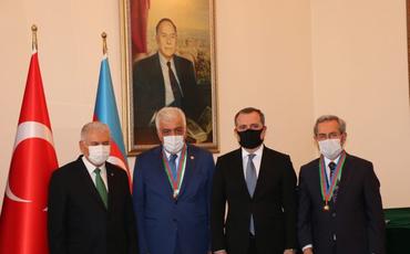 Ceyhun Bayramov bir qrup türkiyəli siyasətçiyə Azərbaycanın orden və medalını təqdim edib