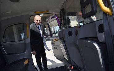 Prezident İlham Əliyev Bakıya gətirilmiş TX modelli yeni "London taksi"ləri ilə tanış olub