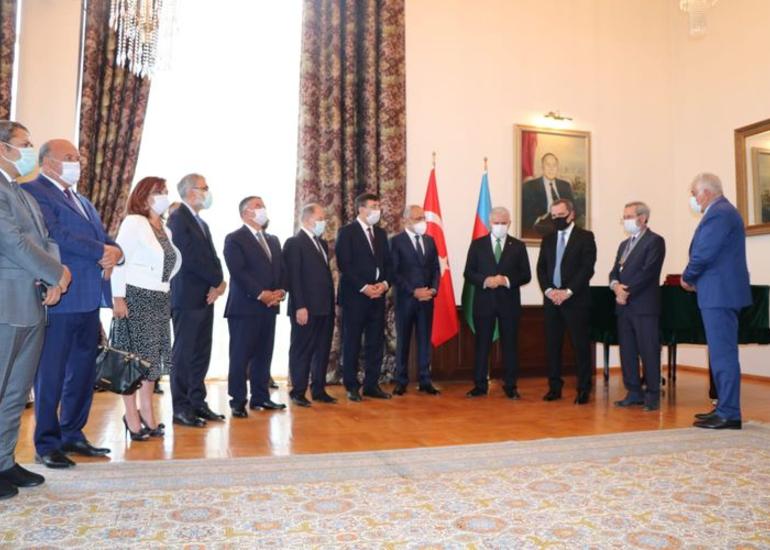 Ceyhun Bayramov bir qrup türkiyəli siyasətçiyə Azərbaycanın orden və medalını təqdim edib