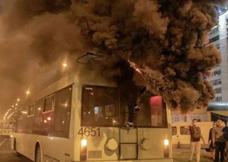 Xüsusi təyinatlı milis qüvvələri Minskin küçə və prospektlərində keçirilən etiraz aksiyalarını dağıdıb