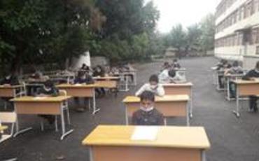 Ağsuda şagirdlər açıq havada imtahan veriblər - FOTO