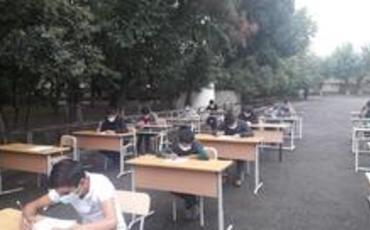 Ağsuda şagirdlər açıq havada imtahan veriblər - FOTO