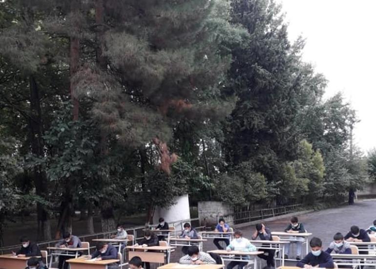 Ağsuda şagirdlər açıq havada imtahan veriblər - FOTO