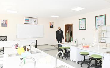 Bakının Qala qəsəbəsində 216 nömrəli tam orta məktəb üçün yeni bina inşa edilib
Prezident İlham Əliyev və birinci xanım Mehriban Əliyeva məktəb binasının açılışında iştirak ediblər