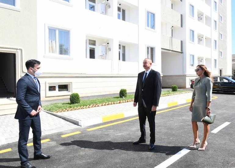 Prezident İlham Əliyev və birinci xanım Mehriban Əliyeva Buzovnada yenidən qurulan yataqxana binasının açılışında iştirak ediblər