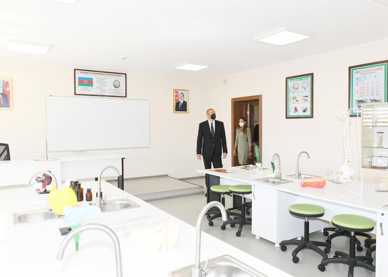 Bakının Qala qəsəbəsində 216 nömrəli tam orta məktəb üçün yeni bina inşa edilib
Prezident İlham Əliyev və birinci xanım Mehriban Əliyeva məktəb binasının açılışında iştirak ediblər